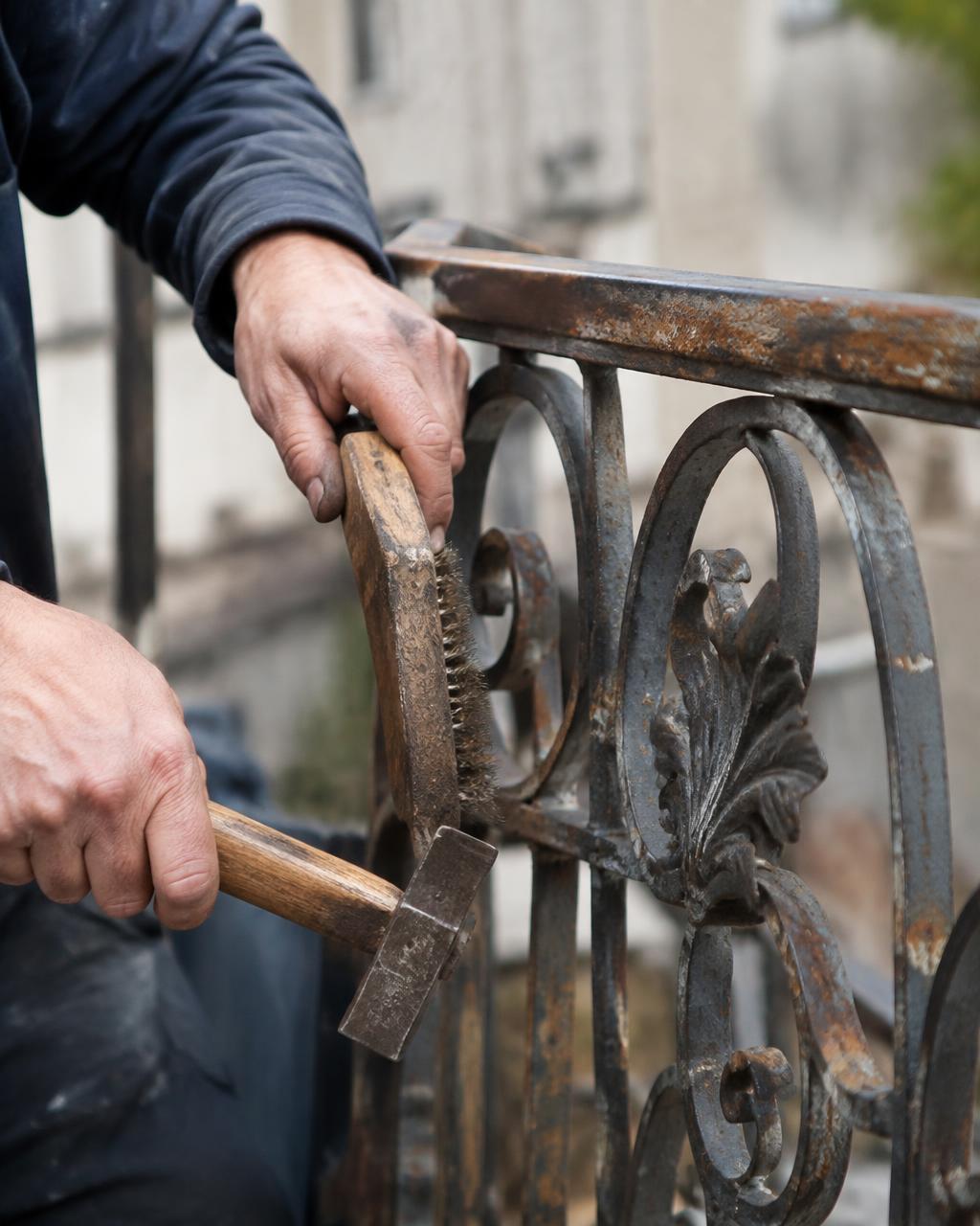 Ferronnerie : gros plan sur les mains et les outils de l’artisan