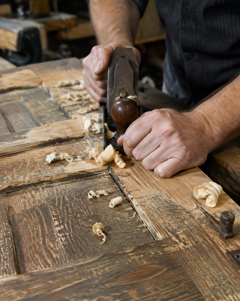Menuiserie : gros plan sur les mains et les outils de l’artisan